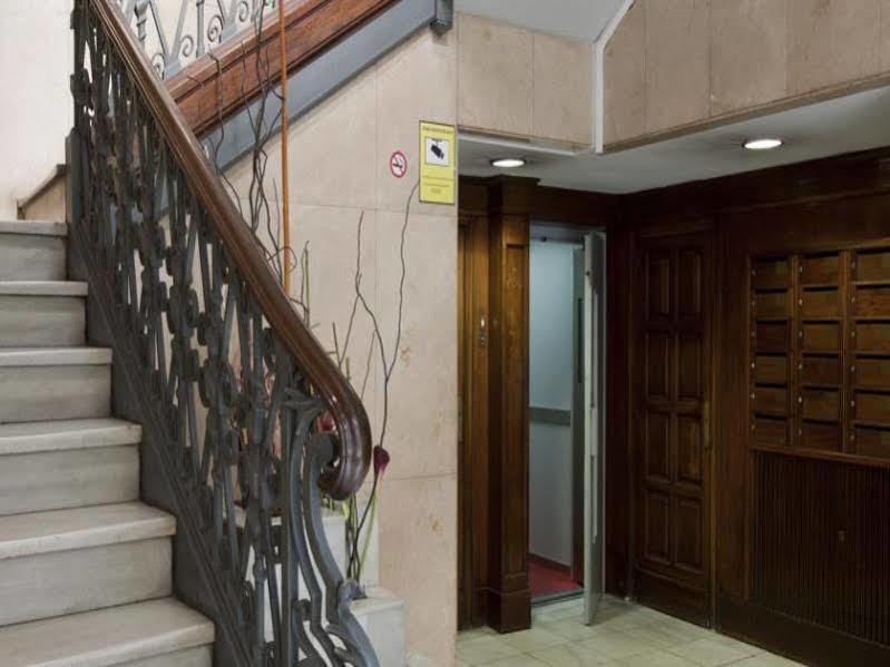 Amister Apartments Барселона Экстерьер фото